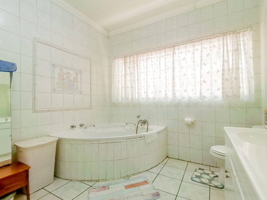 7 Bedroom Property for Sale in Parklands Western Cape